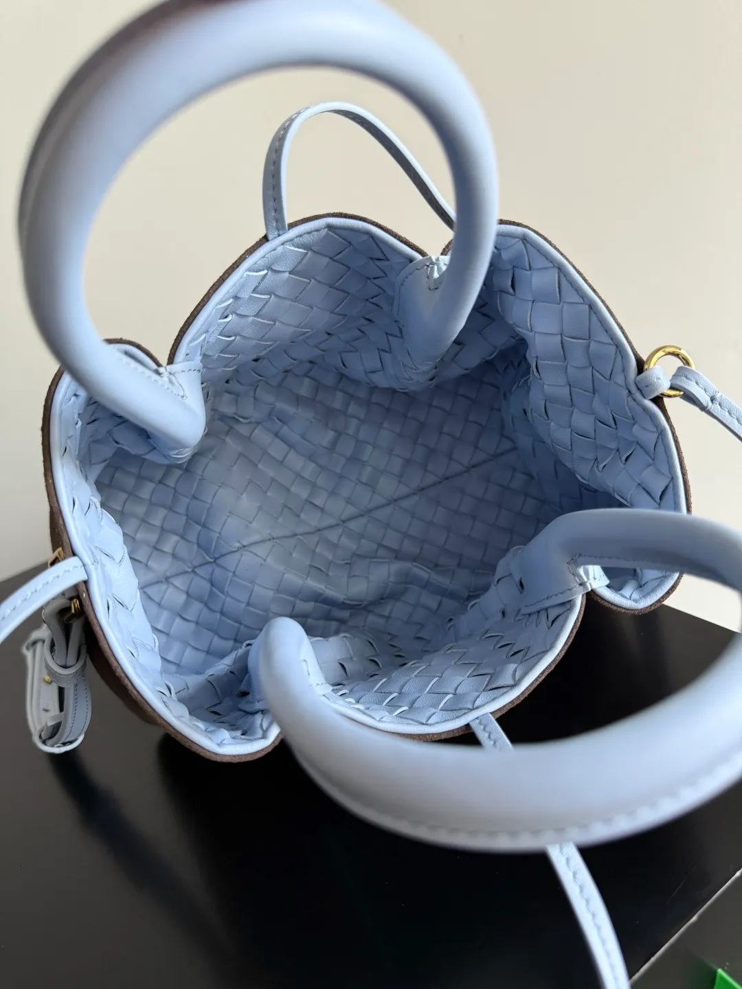 Batch 1660 BOTTEGA VENETA 2025 new product pinacoteca has super soft leather, and the weaving function, practicality and relaxed fashion sense have not fallen behind❤️‍🔥Amway has given sisters a must-have bag when going out. The size of the bag also accurately meets the commuting needs of urban beauties. It can accommodate mobile phones, keys, lipstick, powder, sunscreen, shopping bags...all of it! ! ! 🔥The capacity should not be underestimated~ It does not choose people, clothes, or occasions. With its majestic curved outline, exquisite woven texture, delicate edges and rounded handles, this woven vegetable basket bag truly achieves the goal of "dressing up and being fashionable without getting in the way"~ Are you interested in Jimei? Style number: 819004 Size: 24*15*12cm